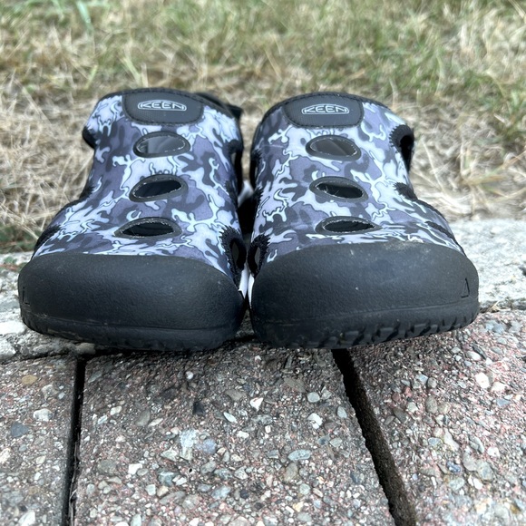 Keen - Little Kids Stingray Sandal in black/camo - Picture 2 of 5